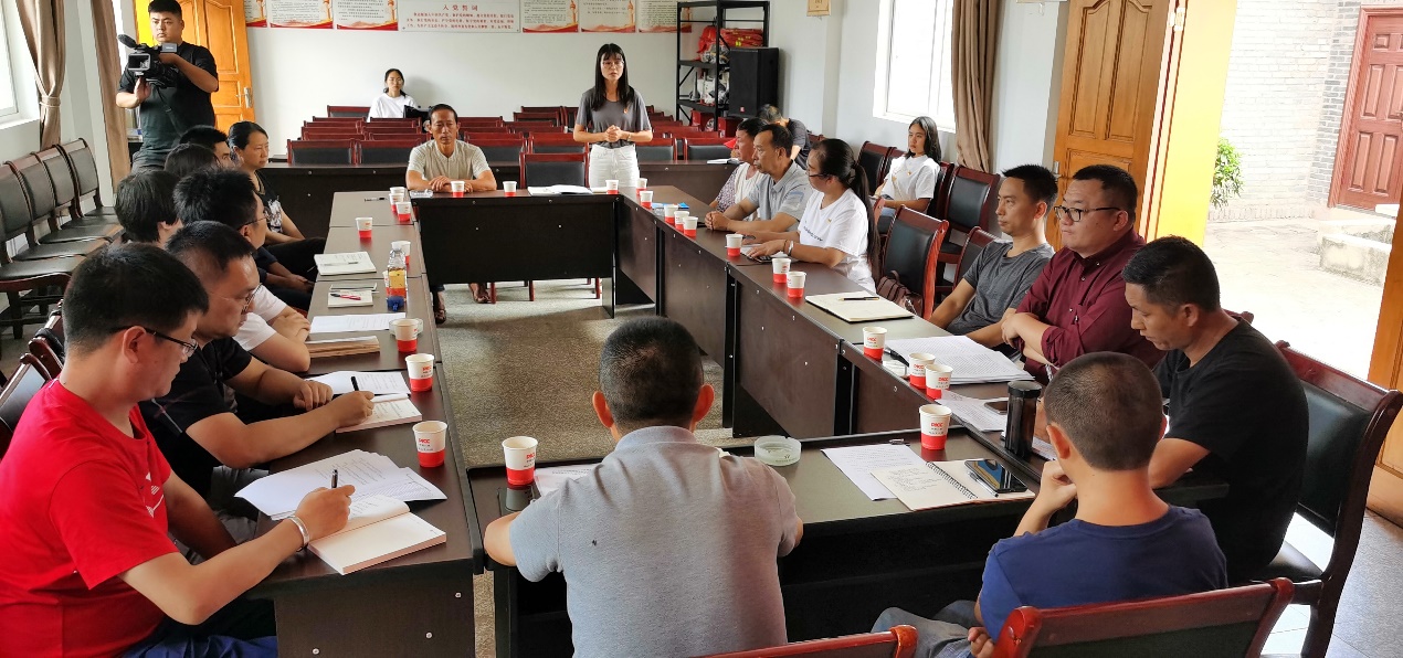 小孩们在桌子边低可信度描述已自动生成