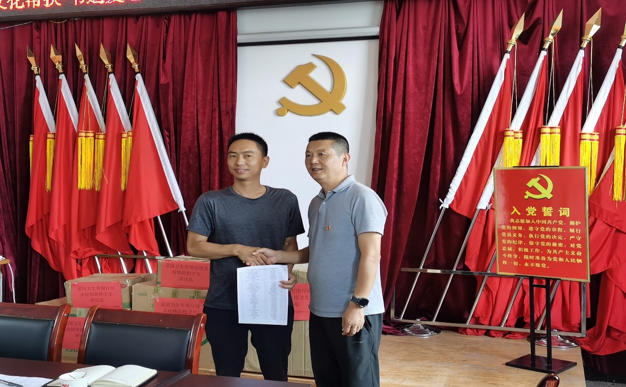 向自由村小学捐赠图书