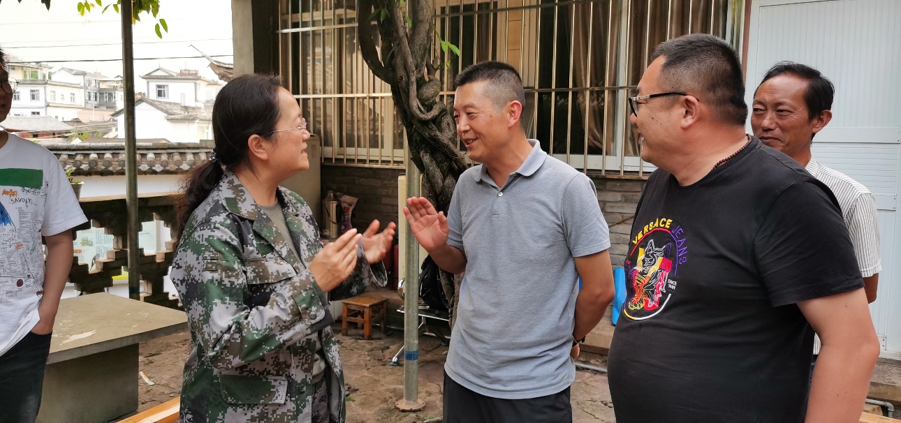 人们站在一起中度可信度描述已自动生成